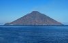 Eolie - Stromboli, veduta dal mare con l’abitato di Ginostra (DGT 20548)