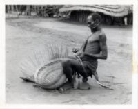 R. Boccassino - Un Acioli intreccia un cestino. Uganda 1933-34. Gelatina sali d’argento/carta